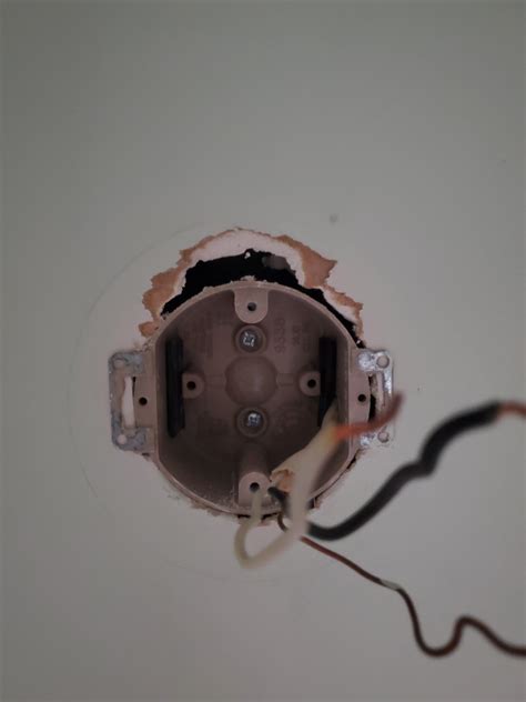 New light fixture doesn't fit on junction box : r/electricians 